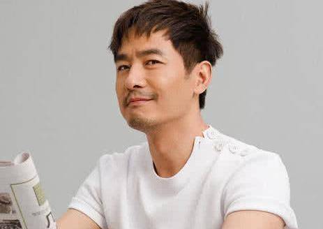 1996年,郭晓东终于如愿以偿考上了北京电影学院并与赵薇,陈坤成为了