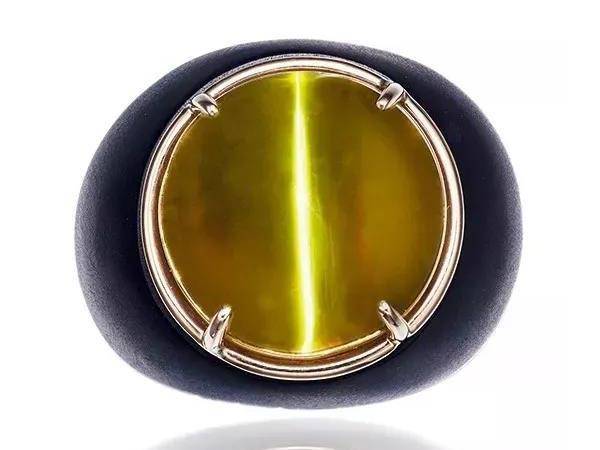 稀有性决定了它的收藏价值,升值潜力巨大,当你亲眼看过金绿宝石猫眼后