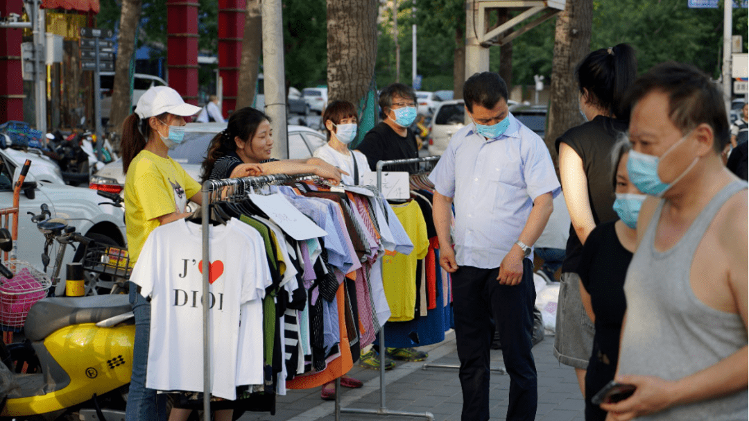 在北京擺地攤的人:從商場搬到路邊,一斤棗比店裡便宜近一半