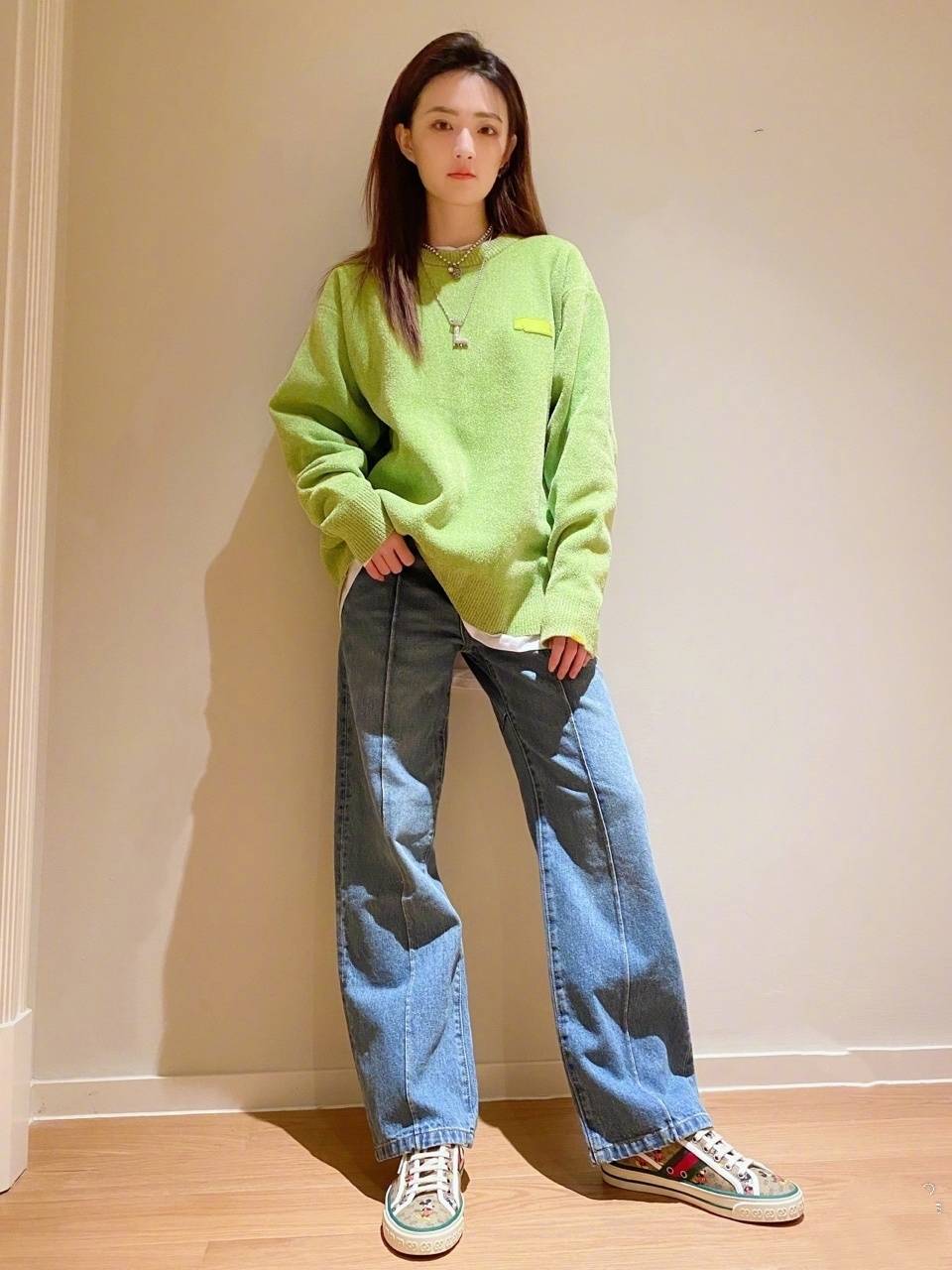 徐璐夏日穿搭真好看背带裤搭小白鞋洋气又清爽