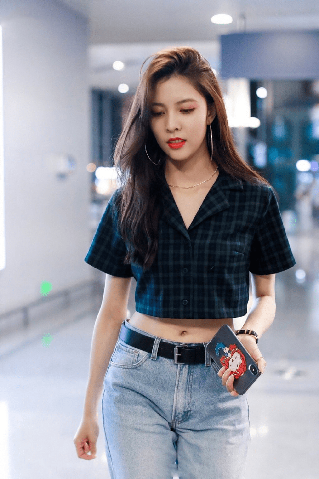 原创宋妍霏气场十足牛仔衬衫搭配经典牛仔裤走机场时髦减龄