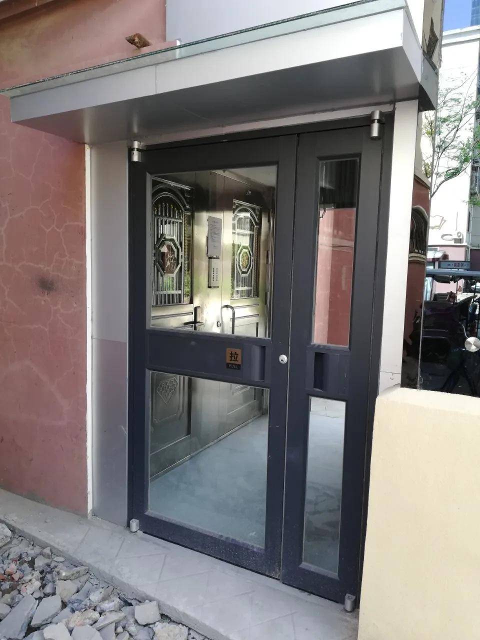 电梯口没有额外加防风门.