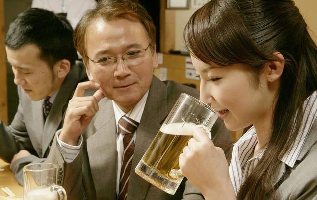 原创新员工请同事吃饭师傅买单时闪了老油条老板抬走不送