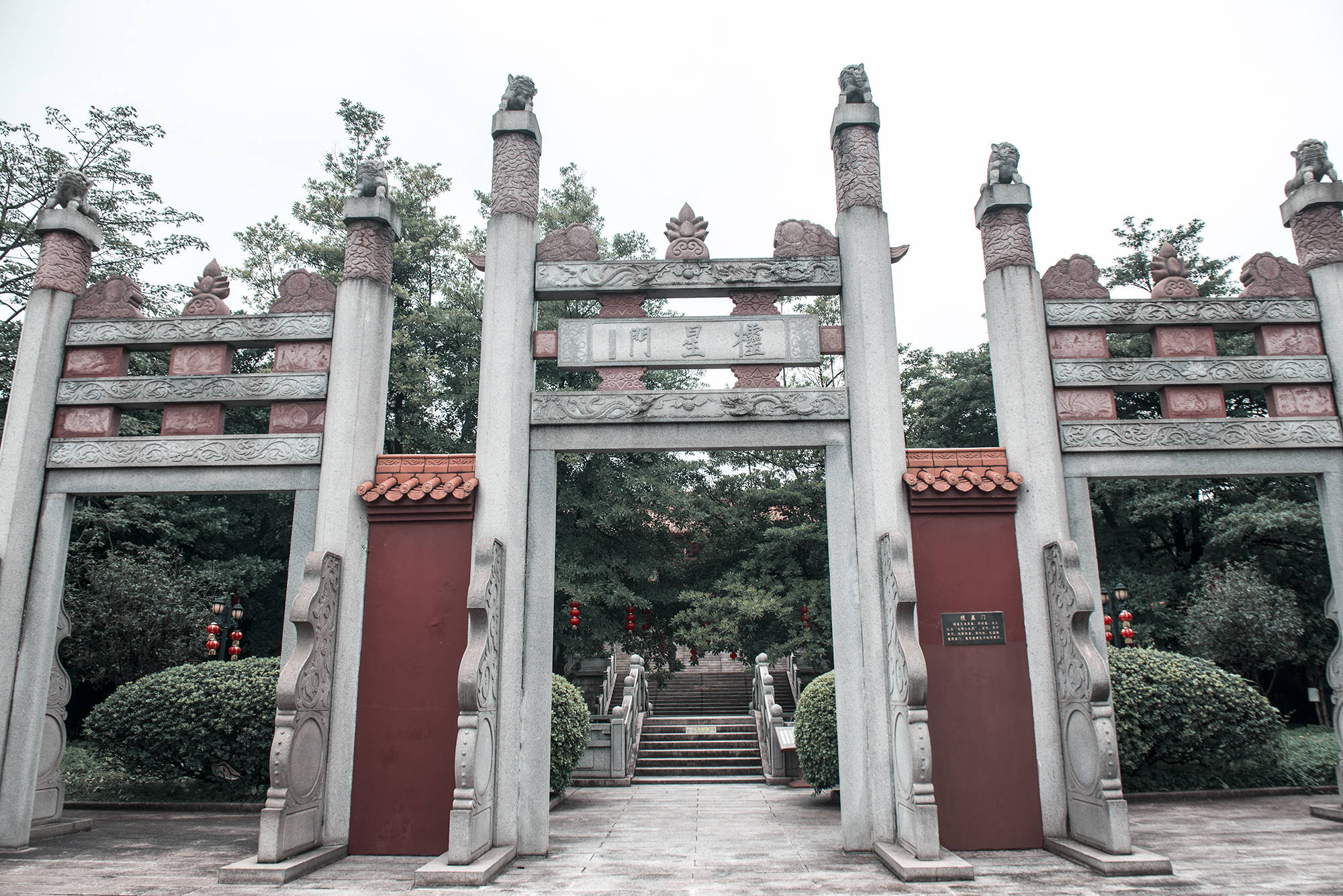 澳门赌王何鸿燊一生经历传奇,他为佛山捐了一座建筑,非常低调_圣园