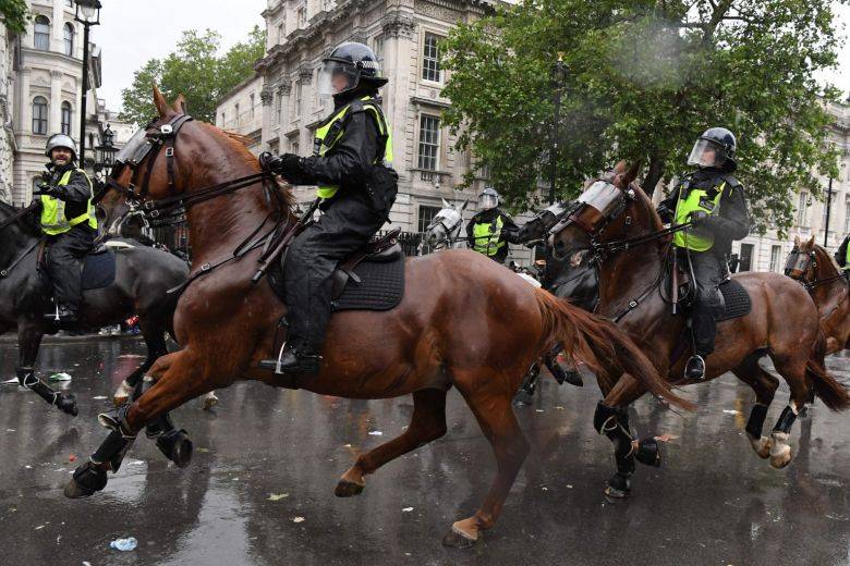 英国反种族主义抗议者与骑警发生冲突