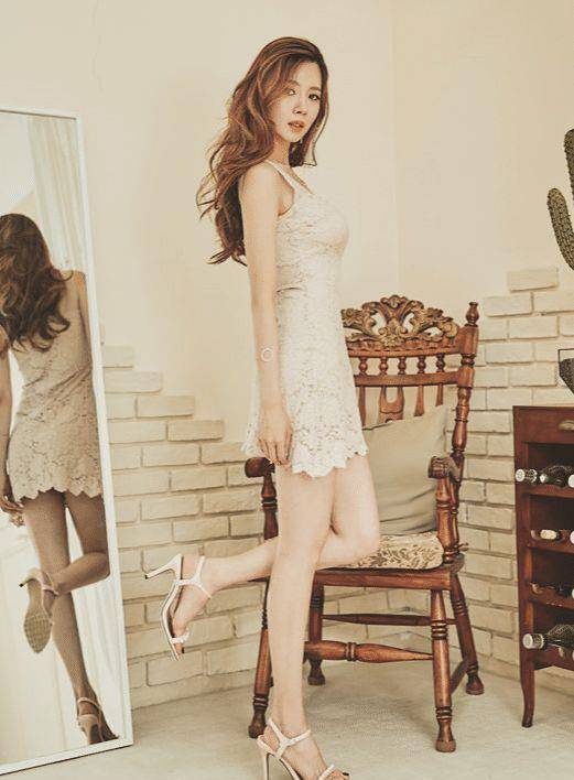 你们可以看一下摄影作品上这个30岁的少妇,小编觉得她这样穿也太性感