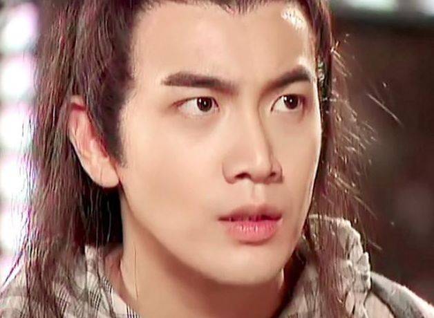 当然剧中还有一个反派人物就是郑嘉颖饰演的江云飞,那时的郑嘉颖也是