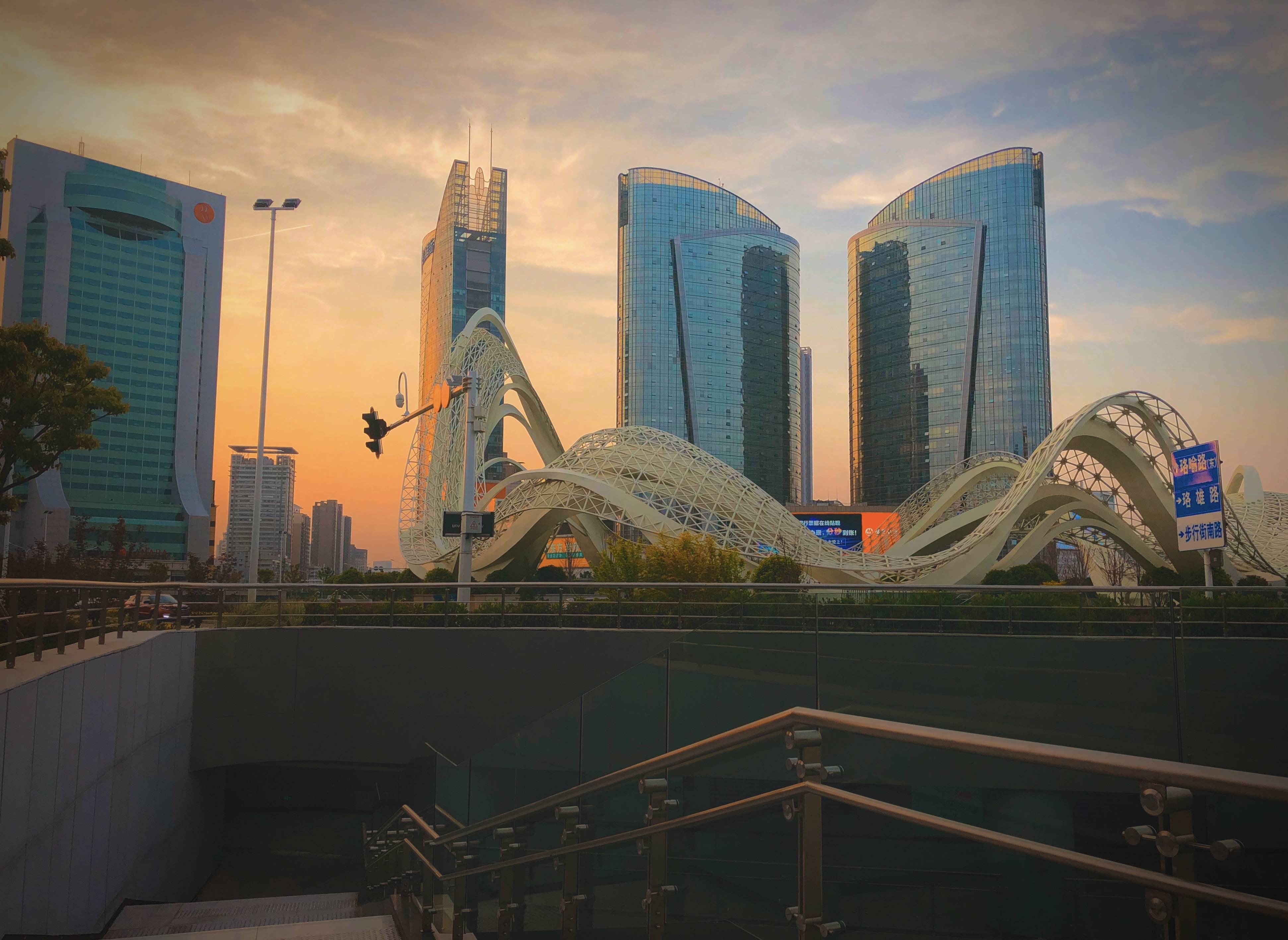 历历光谷,最爱步行街璀璨闪耀模样!