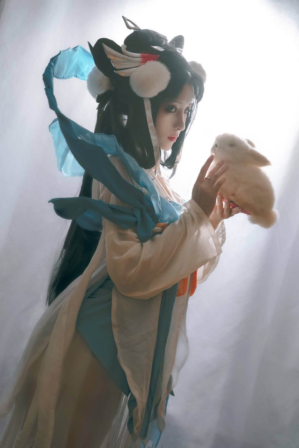 cos王者荣耀绝美广寒仙子嫦娥羡慕她怀中的兔子