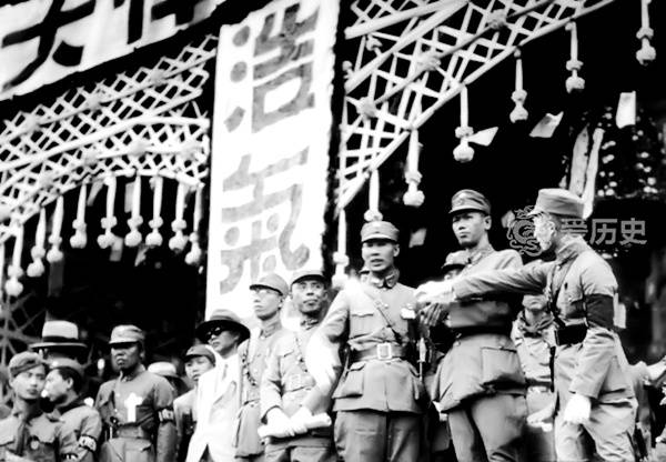 老照片:1932年淞滬抗戰陣亡將士追悼大會 哀樂響起現場哭聲一片