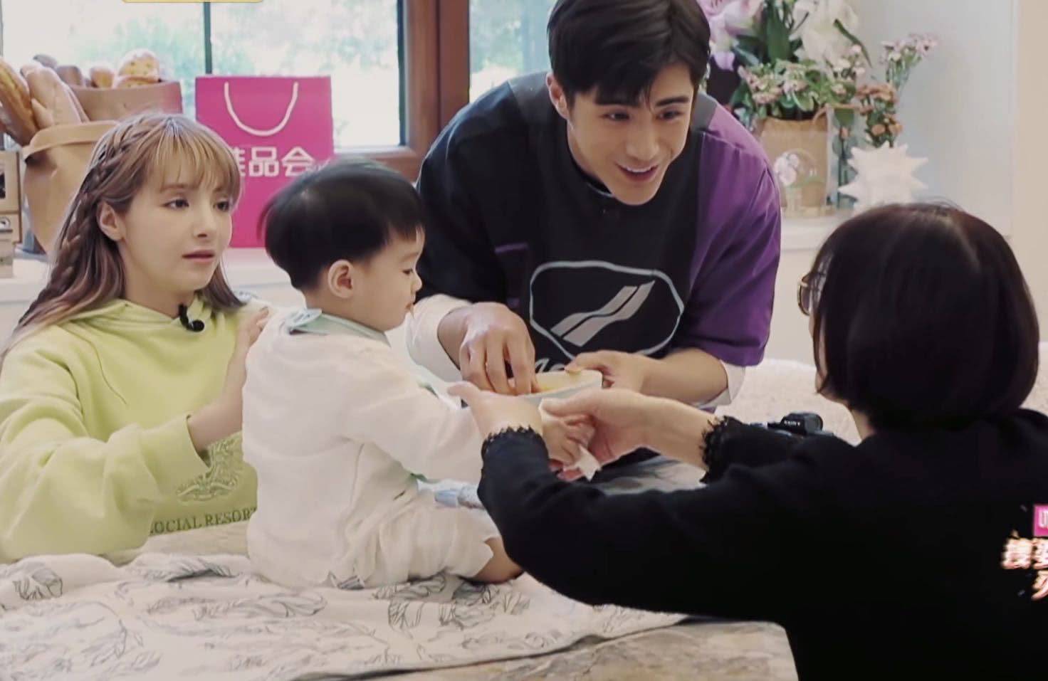 原创丹尼尔用手抓饭奶奶一把抓起给他擦干净麦迪娜对婆婆说教