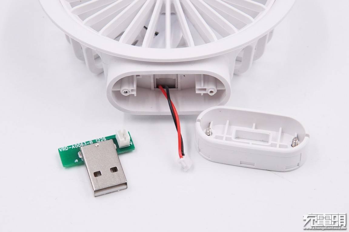 原创拆解报告4000mah便携式充电宝风扇f8