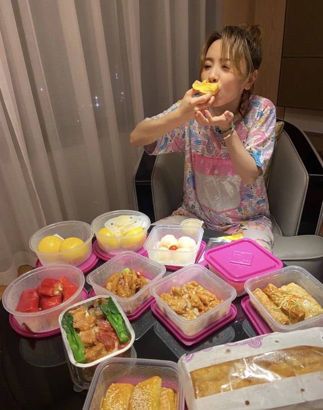 明星也摆地摊?黄雅莉晒摆摊日常,开卡车做街头烧烤行动力真强_照片