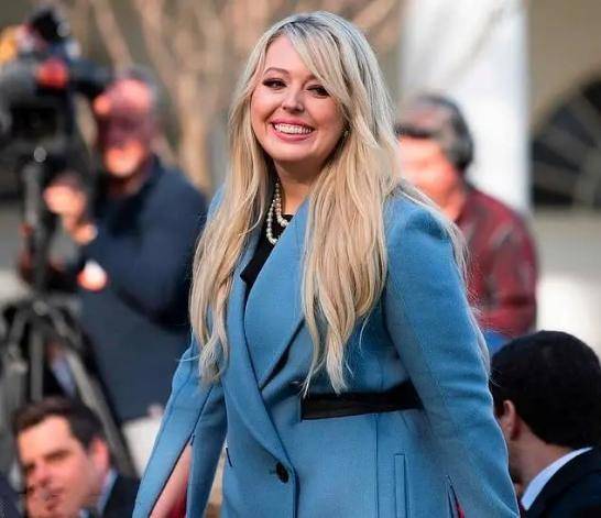 特朗普小女儿胖到变形,海边度假穿蕾丝,壮硕男友变"小鸟依人"_蒂芙尼