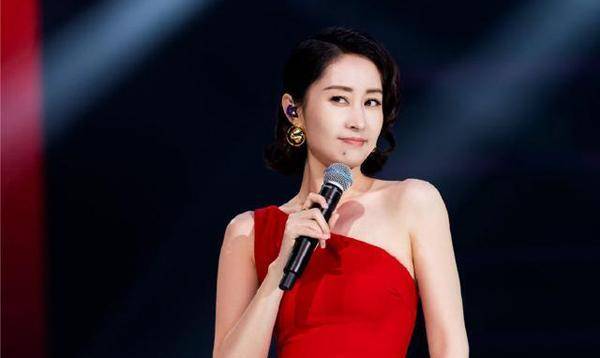 贾玲唱跳《红色高跟鞋》动作超灵活 表情管理与刘敏涛神同步