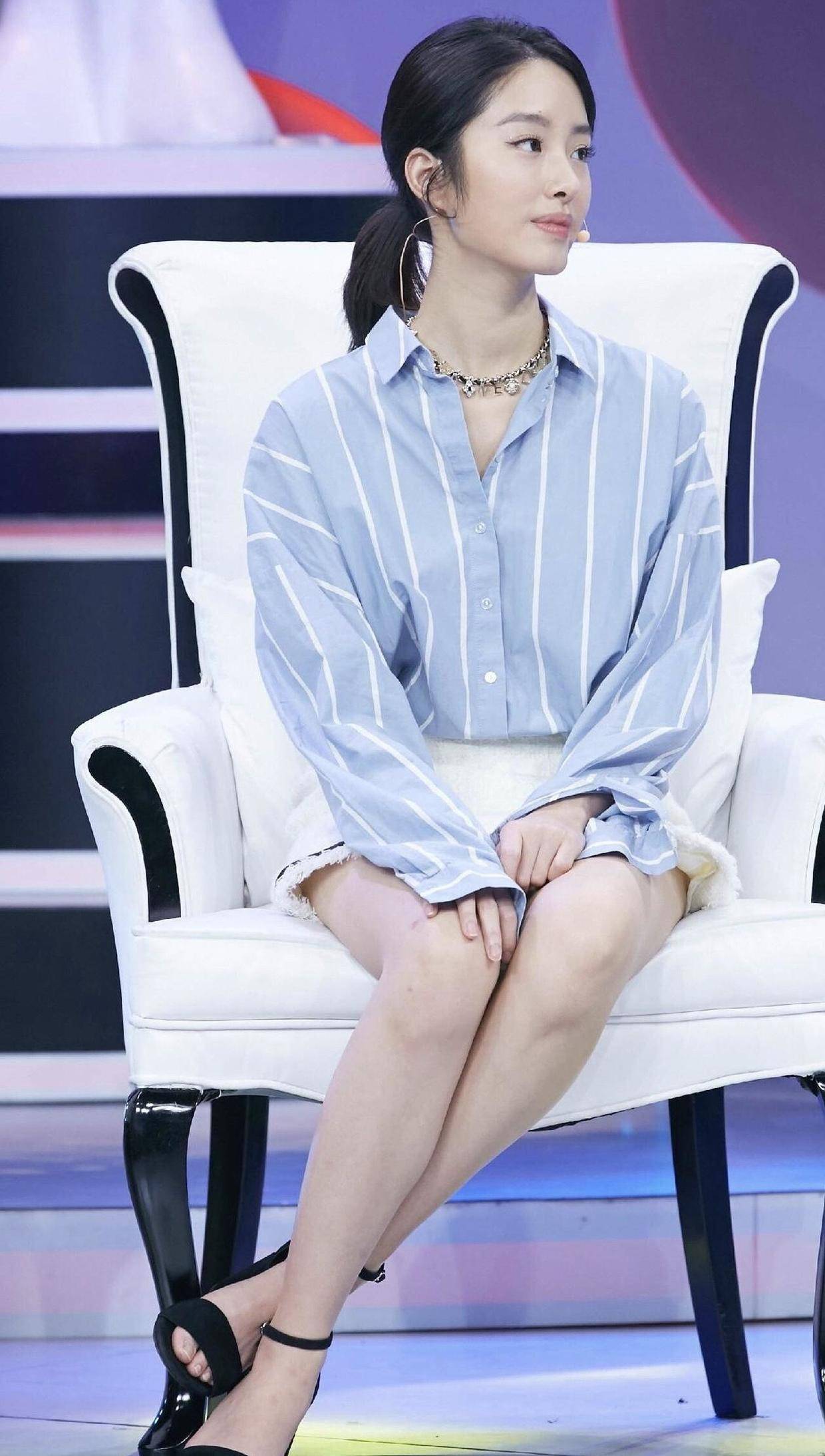 原创杨采钰真不愧是气质女神穿衬衫配短裙精致时髦意外穿出高级感