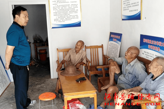 方城县柳河镇镇长走访慰问幸福大院