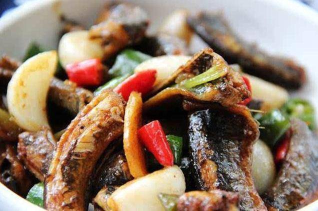 刀鳅食性凶猛,常吞钩进肚,学会这一招,轻松制服!