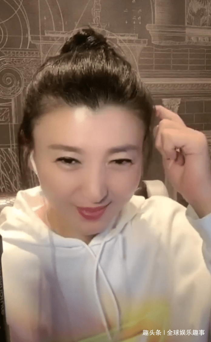 有网友要求闫学晶和赵本山连麦,闫学晶看到这位网友的留言后,表情看