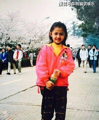 本以为吴倩的童年照够可爱了,直到看了鞠婧祎,被萌化了_小时候