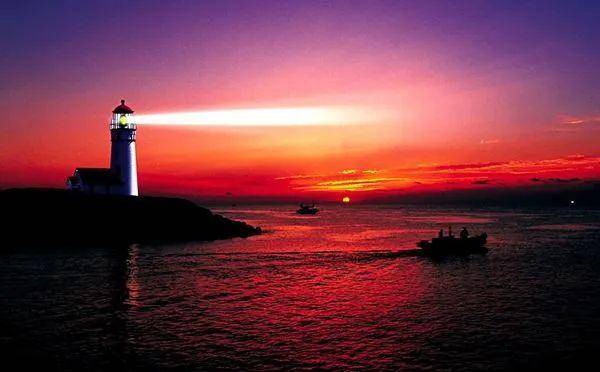 重,灵魂之轻 一次次撞击 冲走旧日子的泡沫 仿佛礁石迎风在大海上奔驰