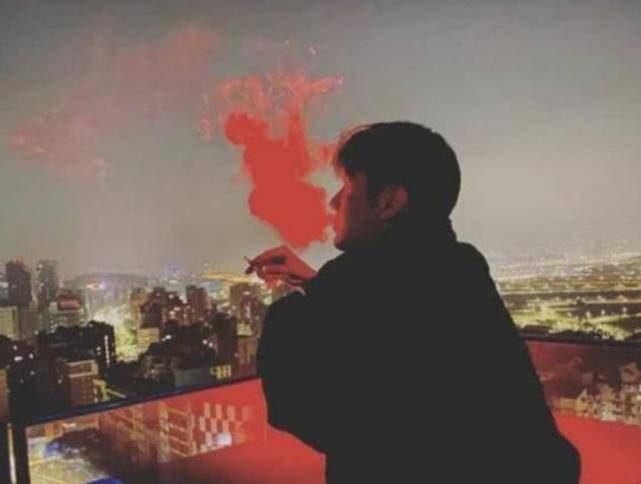 李荣浩阳台抽烟颇有艺术曾被烟灰烫臀部被陈坤嘲笑