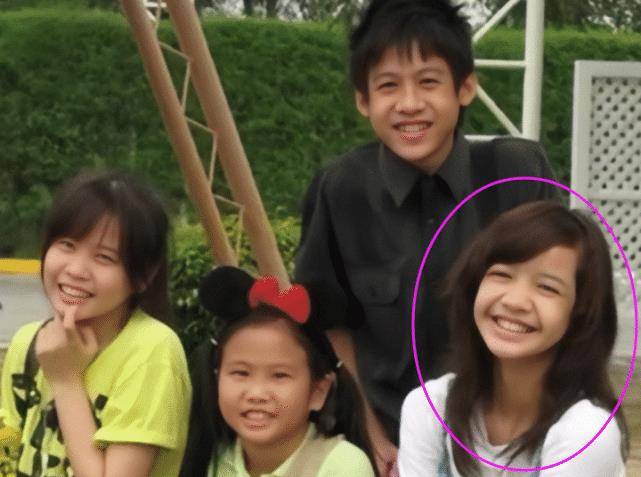 Lisa果然从小美到大，看了她的童年照，从小就拥有“芭比脸”_小时候