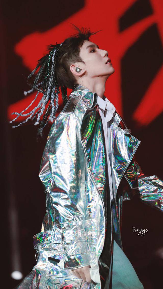 超有复古范儿的小辫头,你觉得王源hold住了吗?