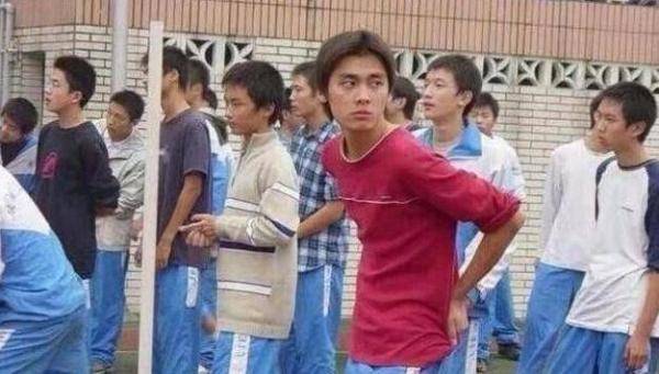 李易峰高中时代的照片其实挺上镜的,有校草的样子.