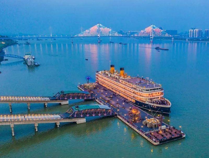 4月28日,航拍夜色下的杨泗港长江大桥.