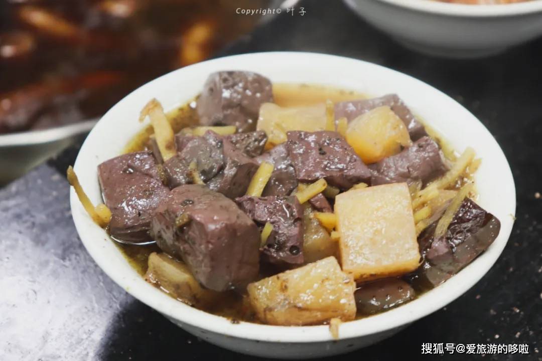最出名的 街头小吃则是牛血羹,一大锅牛血,萝卜在锅里翻滚,热气腾腾