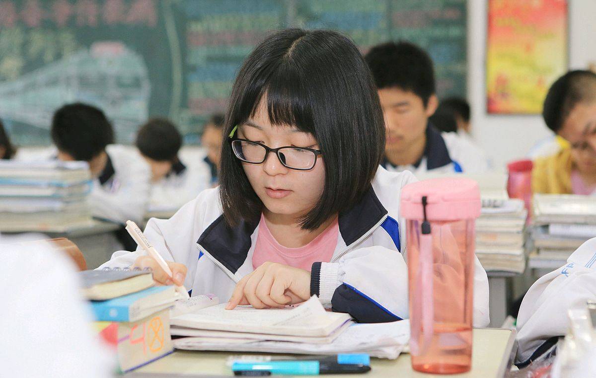 原创初中学习成绩优秀的女生高中阶段会下降原因可能是这四点