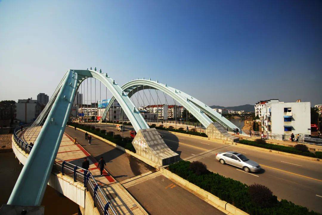 如今的凤凰桥↓↓↓一过桥就有一个很大的"东门大转盘"小时候总