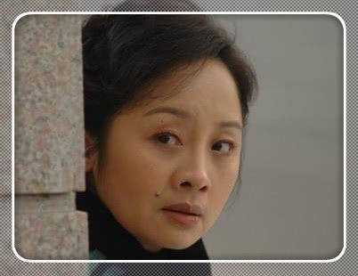 丈夫被她一手捧红,走红后丈夫抛弃她娶影后,如今和儿子相依为命_唐静