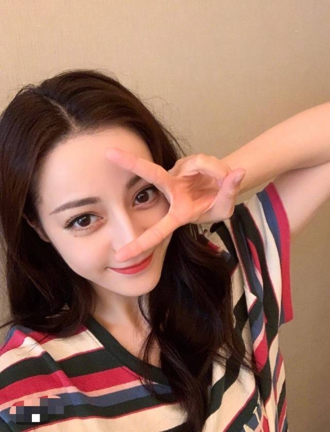 迪丽热巴走出被求婚阴霾,晒美照笑容满面,对镜比耶心情大好