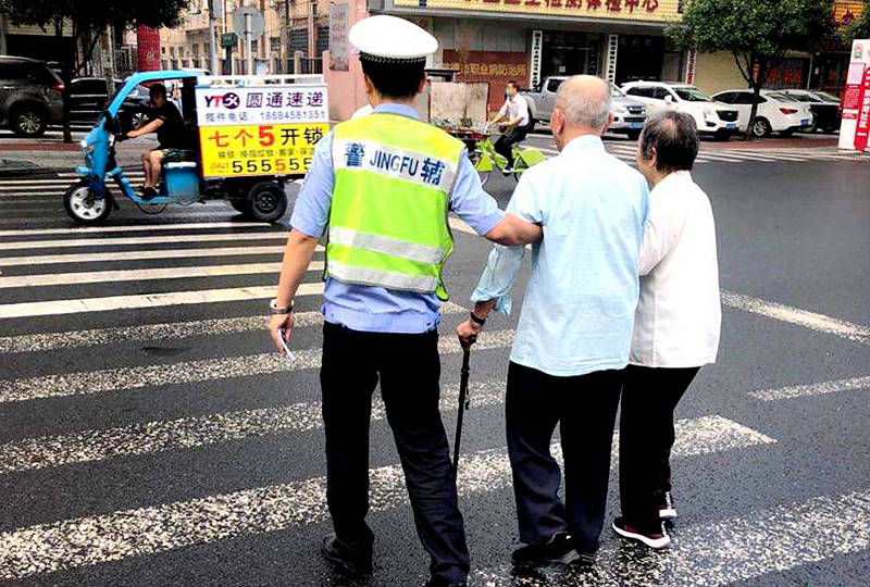 年邁老人過馬路 常德交警小小舉動暖人心