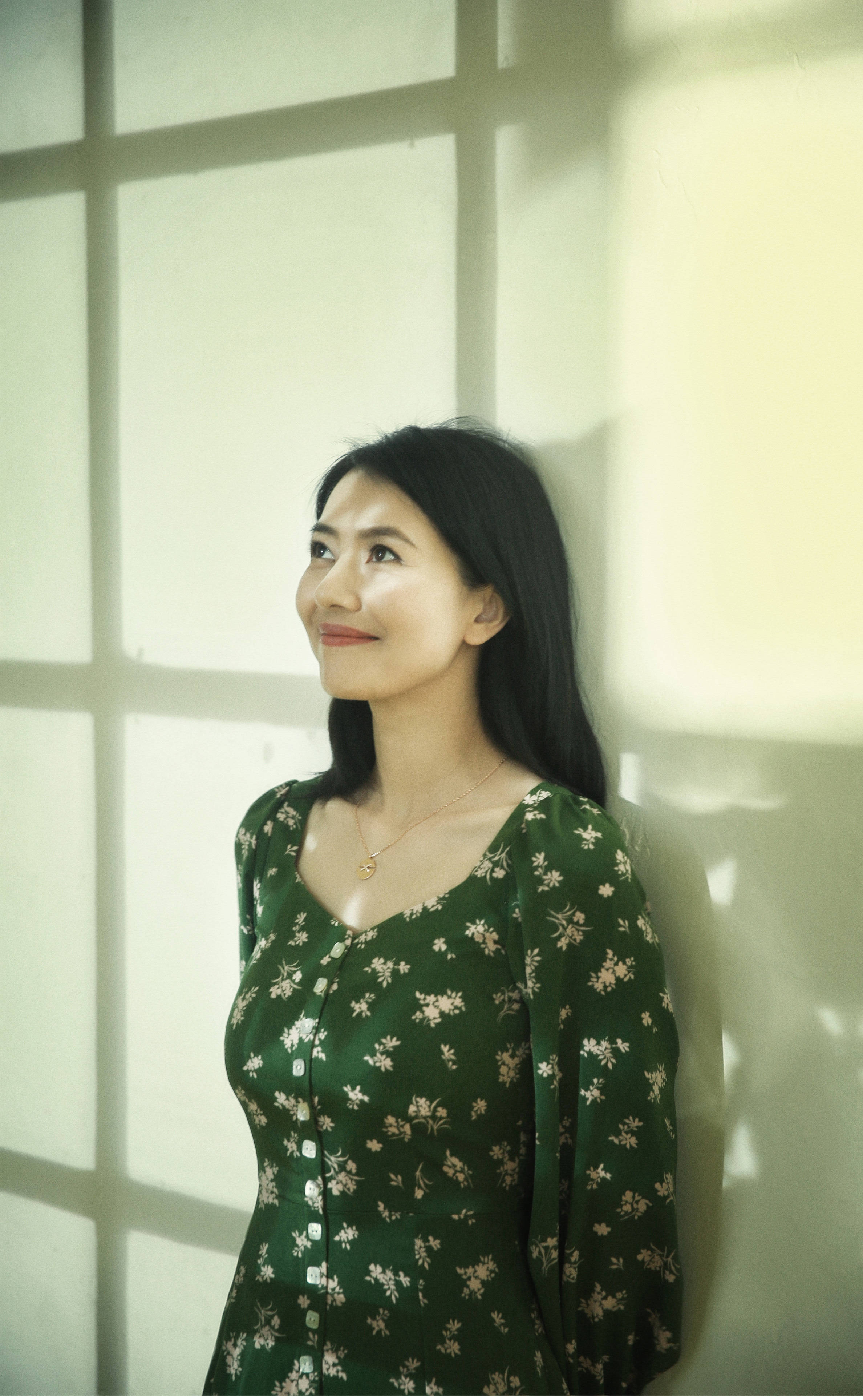 40岁高圆圆气质太好了,白色波点连衣裙优雅甜美显年轻,真漂亮