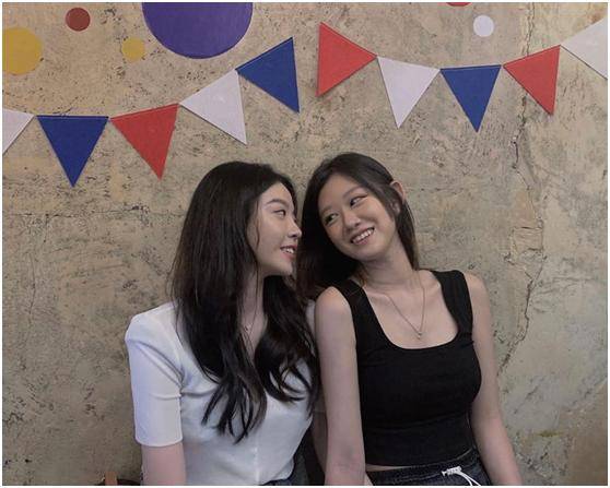 华谊千金王文也晒美照与闺蜜同框太有爱长腿抢镜黄金比例尽显