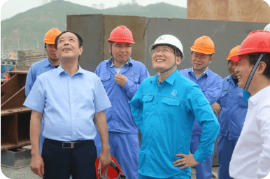 十建公司浙江石化二期工程项目经理王坤跟李水荣董事长对现场吊装进展