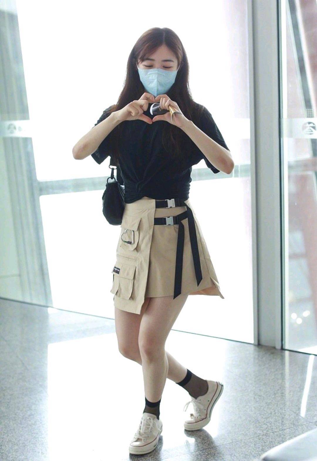 参加乘风破浪的张含韵现身机场穿搭look很时髦值得借鉴