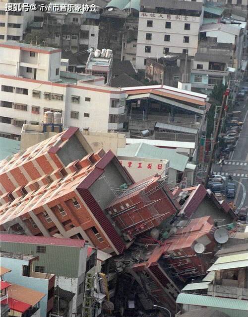 6秒,臺灣南投縣集集鎮發生里氏7.3級大地震.