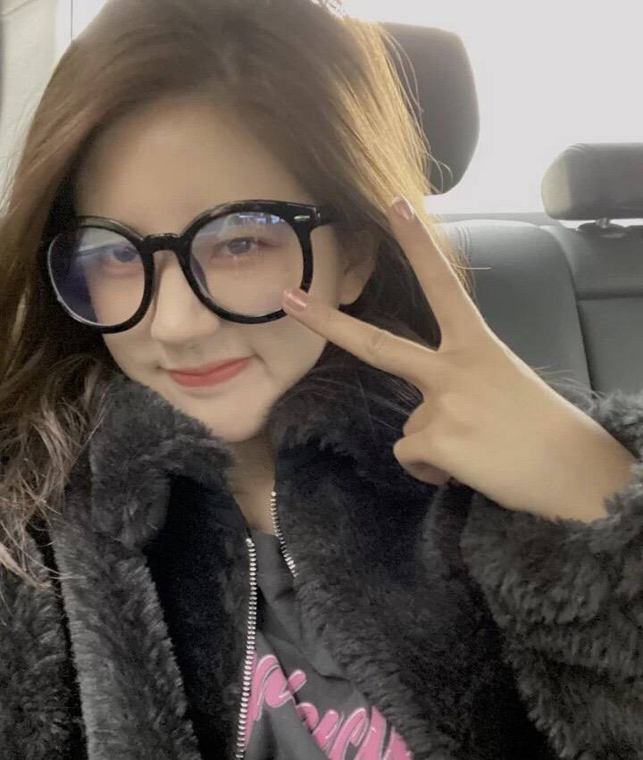 赵露思不愧种草达人,随便逛逛她的小红书,就被种草了眼镜和发夹