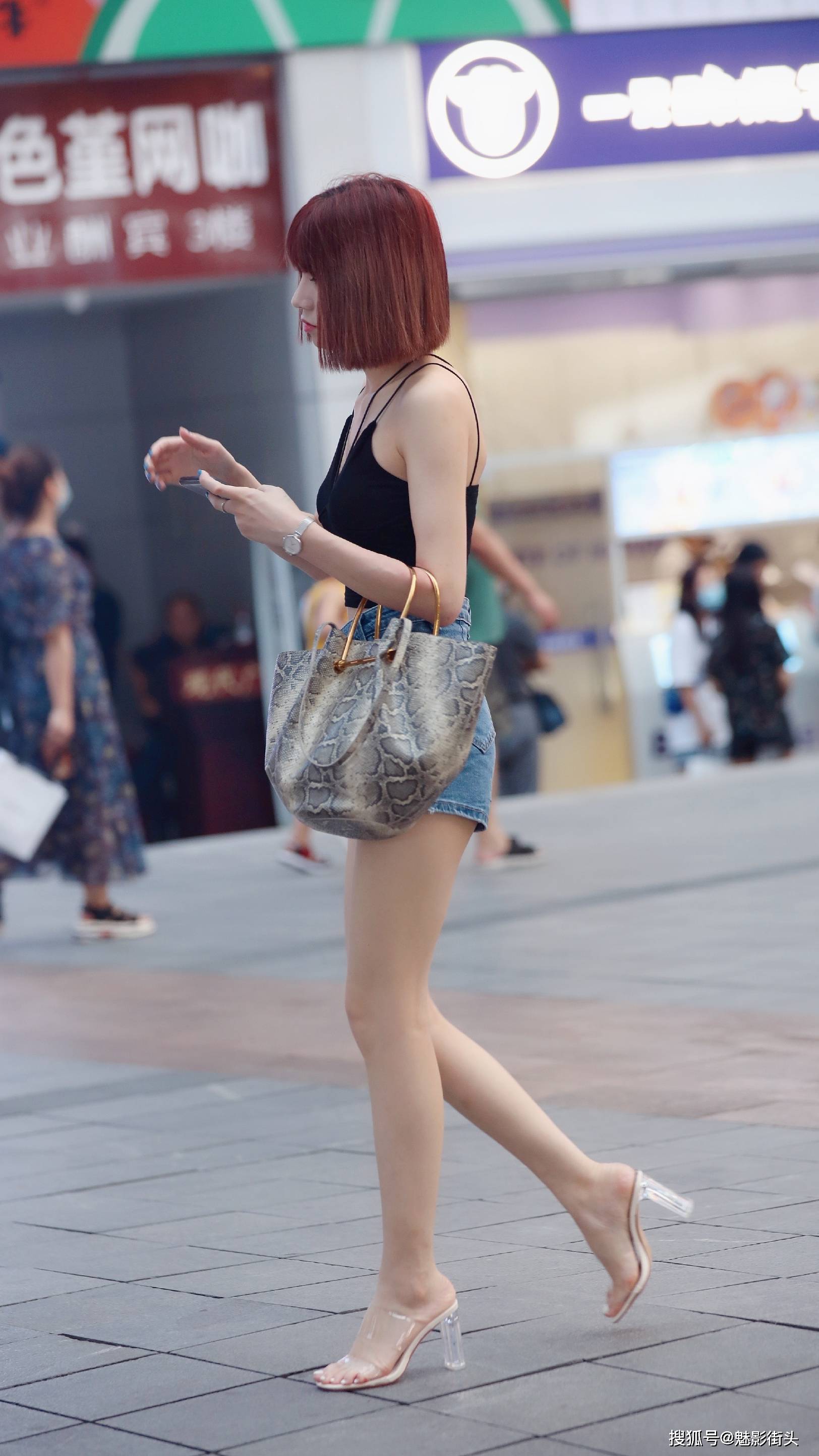 穿夏装搭配什么鞋子美女选择水晶高跟凉鞋带来清爽凉快的效果