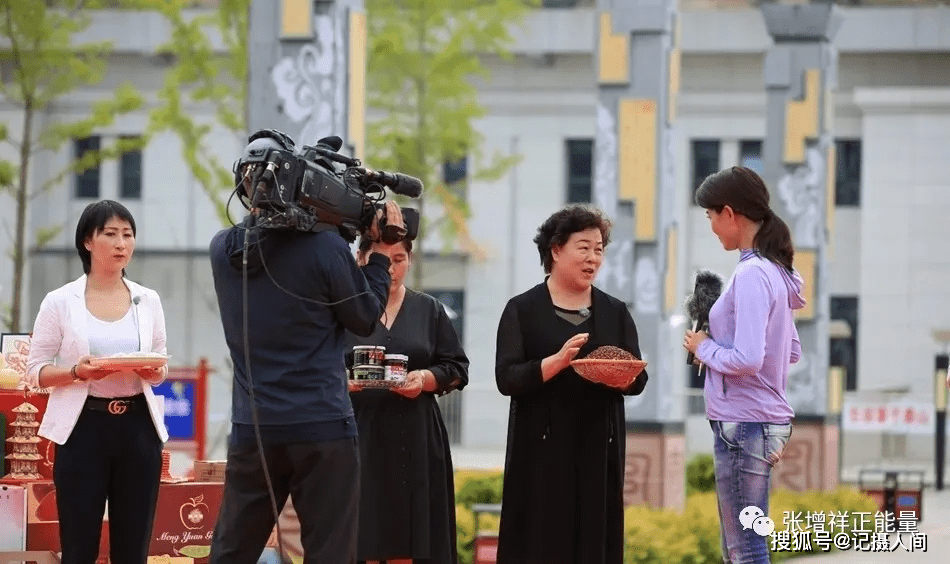 (张增祥 赵红娟现场进行直播)现场观众热情洋溢,掌声连连.