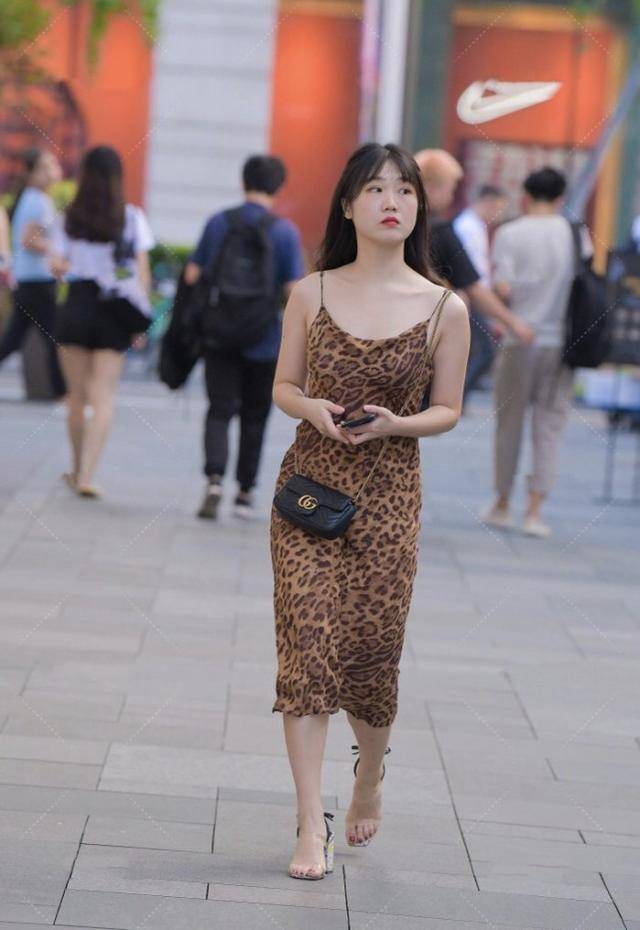 豹纹裙别怕hold不住,搭配斑点高跟鞋,给人肤白貌美的气质