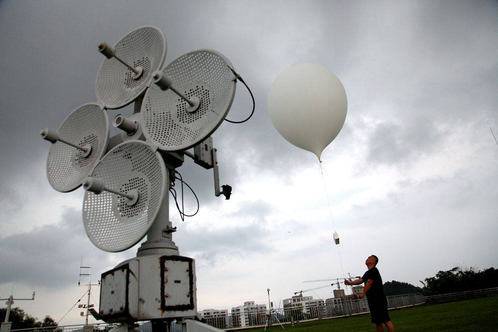 胡忠贵正准备施放探空气球,并通过雷达接收高空气象数据