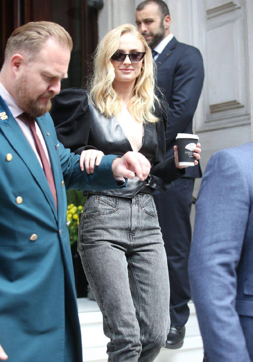 索菲特纳穿黑色深v上衣配灰色牛仔裤现身 行走间秀大长腿星范十足