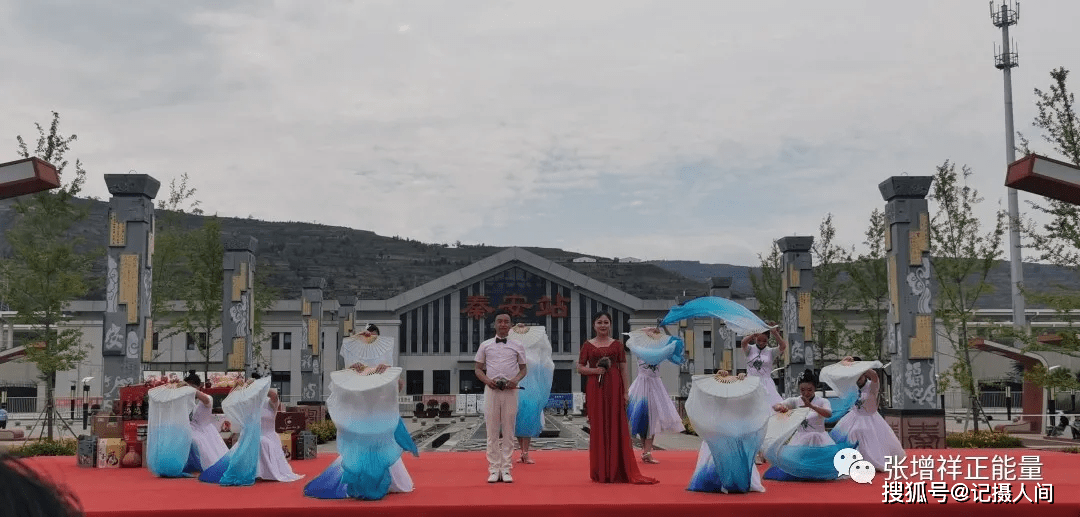 (张增祥 赵红娟现场进行直播)现场观众热情洋溢,掌声连连.