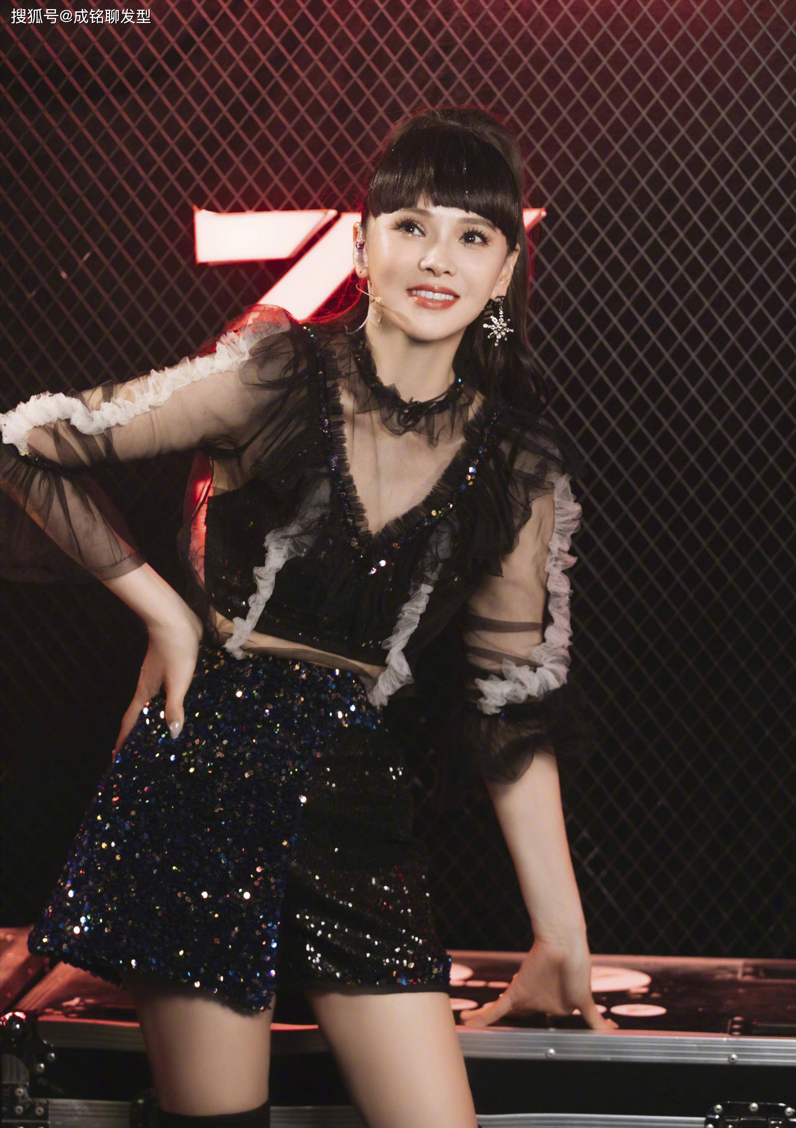 伊能静真敢穿齐刘海高马尾配运动背心显嫩穿潮短裤小秀大长腿