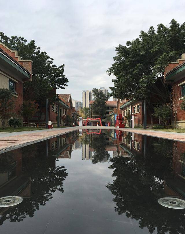 成都是著名的旅游城市,境内知名景点众多,但还有